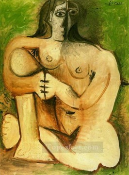 パブロ・ピカソ Painting - 緑の背景に裸でしゃがむ女性 1960 年キュビスト パブロ・ピカソ